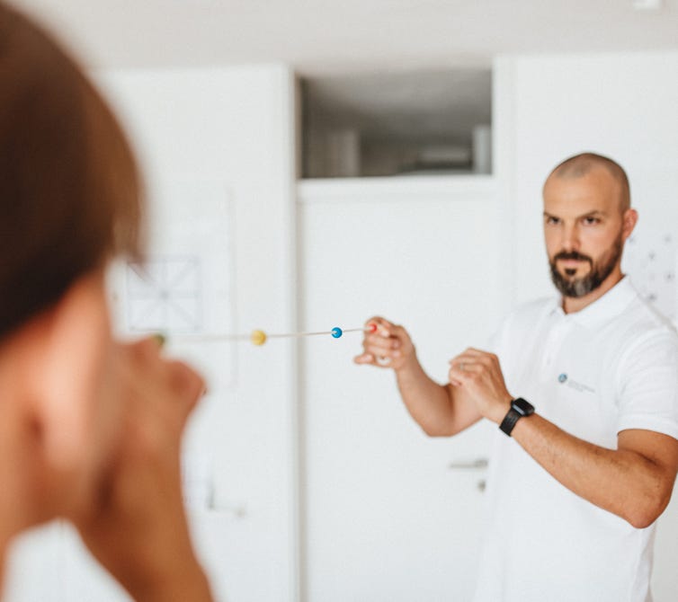 Visuelles Training mit der Brockschnur wird eingesetzt, um die Augenkoordination und das binokulare Sehen zu verbessern, indem die Nutzer auf Perlen in verschiedenen Abständen entlang der Schnur fokussieren.