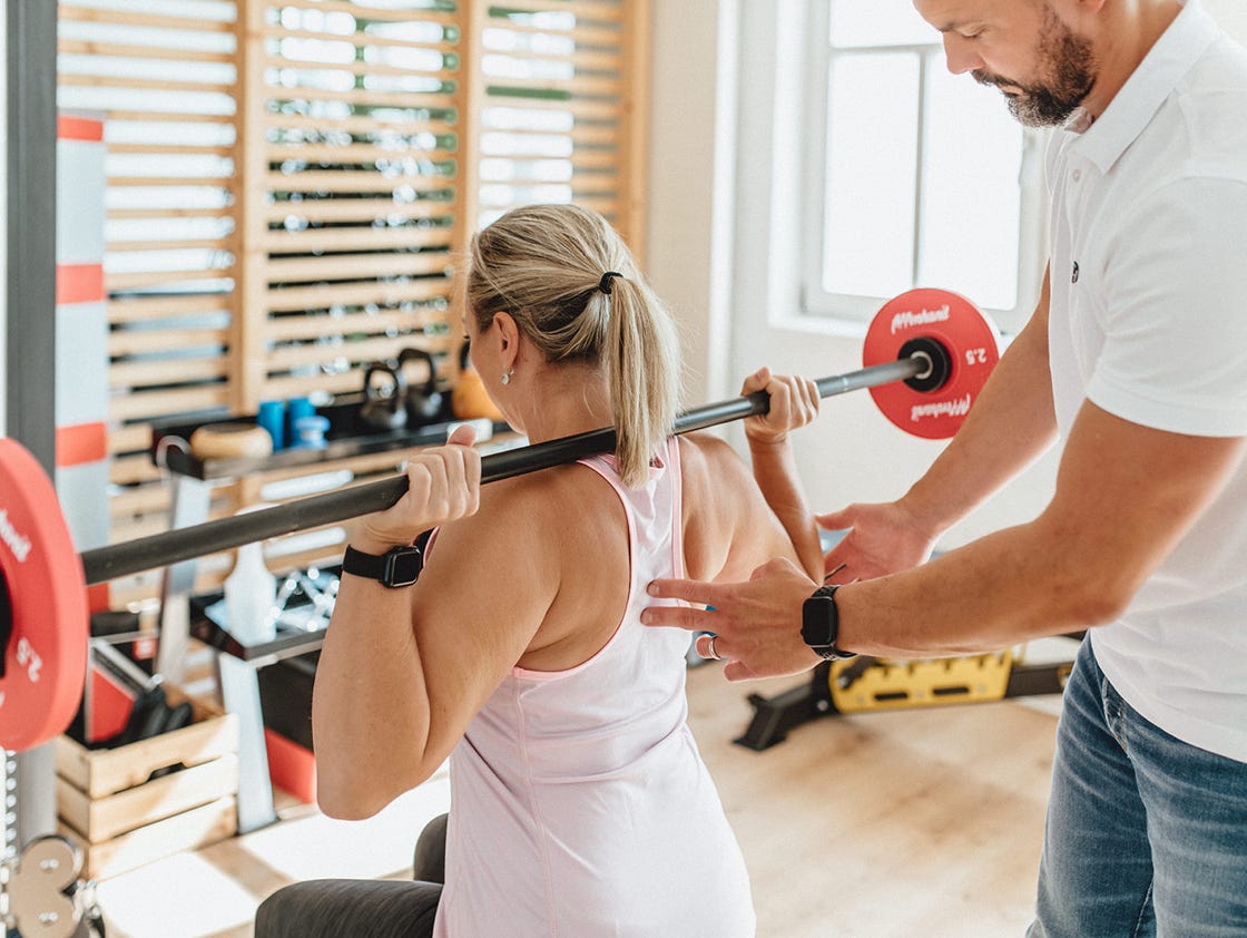 Individuell abgestimmte Trainingspläne helfen Ihnen beispielsweise am Training mit einer Langhantel. Diese Pläne sind speziell auf ihre Ziele zugeschnitten, um Beschwerden nachhaltig zu lindern und zu einer verbesserten Lebensqualität beizutragen.