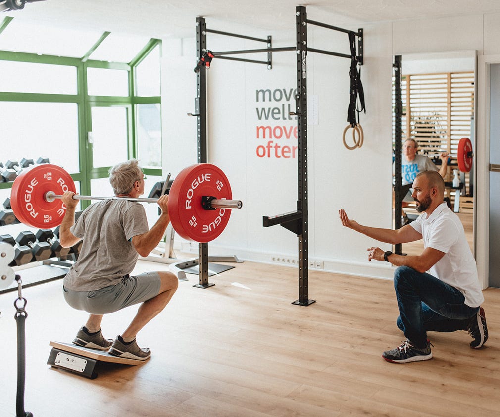 Im Rahmen des Kraft- und Beweglichkeitstrainings werden individuelle Defizite in Bezug auf Mobilität, Flexibilität und Kraft erkannt und behoben. Dadurch wird die körperliche Fitness und Leistung gesteigert.