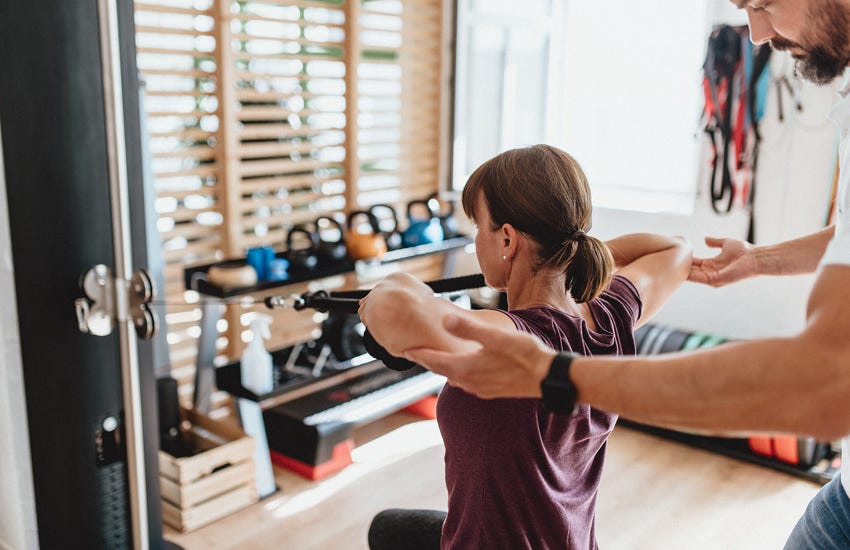 Training, insbesondere Kraft- und Beweglichkeitstraining, bietet einen wesentlichen Ausgleich zum Alltagsstress. Bewegung ist dabei der Schlüssel zur Lösung: Sie hilft nicht nur, Einschränkungen zu überwinden, sondern steigert auch die körperliche Leistungsfähigkeit. Regelmäßiges Training stärkt den Körper und fördert eine gesunde Lebensweise.