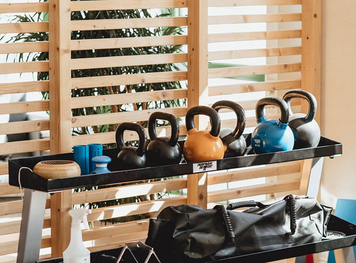 Neben großen Geräten kommen auch zahlreiche kleinere Trainingsgeräte wie beispielsweise ein Kettlebell-Set in der Heilpraxis Berner zum Einsatz.