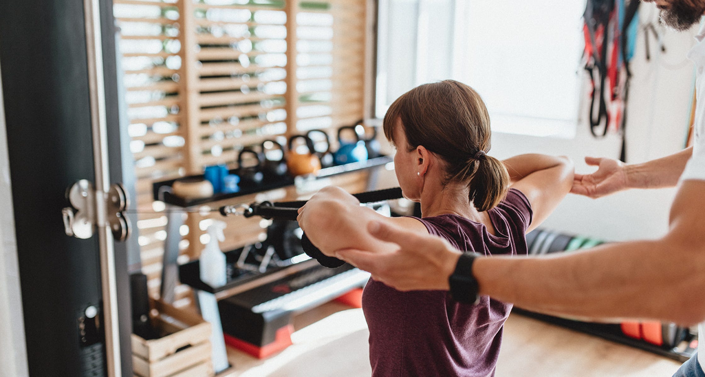 Training, insbesondere Kraft- und Beweglichkeitstraining, bietet einen wesentlichen Ausgleich zum Alltagsstress. Bewegung ist dabei der Schlüssel zur Lösung: Sie hilft nicht nur, Einschränkungen zu überwinden, sondern steigert auch die körperliche Leistungsfähigkeit. Regelmäßiges Training stärkt den Körper und fördert eine gesunde Lebensweise.