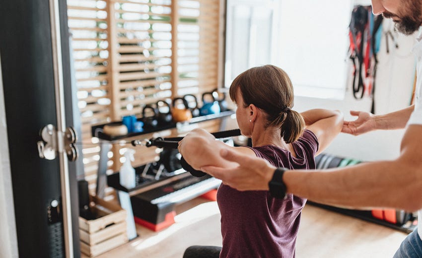 Training, insbesondere Kraft- und Beweglichkeitstraining, bietet einen wesentlichen Ausgleich zum Alltagsstress. Bewegung ist dabei der Schlüssel zur Lösung: Sie hilft nicht nur, Einschränkungen zu überwinden, sondern steigert auch die körperliche Leistungsfähigkeit. Regelmäßiges Training stärkt den Körper und fördert eine gesunde Lebensweise.