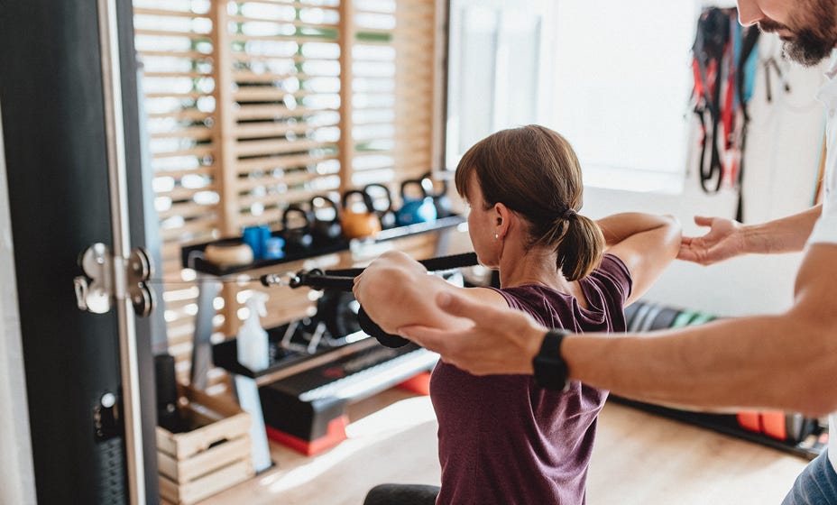 Training, insbesondere Kraft- und Beweglichkeitstraining, bietet einen wesentlichen Ausgleich zum Alltagsstress. Bewegung ist dabei der Schlüssel zur Lösung: Sie hilft nicht nur, Einschränkungen zu überwinden, sondern steigert auch die körperliche Leistungsfähigkeit. Regelmäßiges Training stärkt den Körper und fördert eine gesunde Lebensweise.