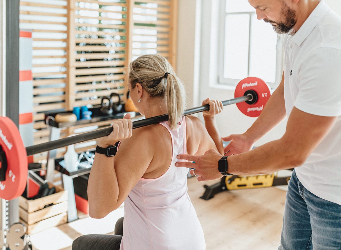 Individuell abgestimmte Trainingspläne helfen Ihnen beispielsweise am Training mit einer Langhantel. Diese Pläne sind speziell auf ihre Ziele zugeschnitten, um Beschwerden nachhaltig zu lindern und zu einer verbesserten Lebensqualität beizutragen.